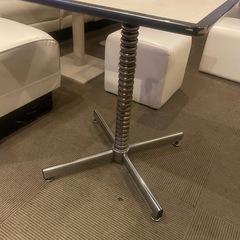 白テーブル二個の画像