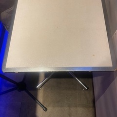 白テーブル二個の画像