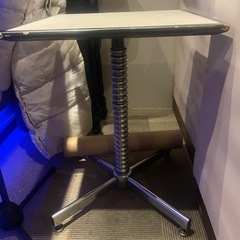 白テーブル二個の画像