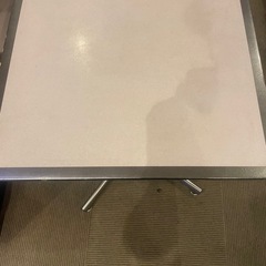 白テーブル二個の画像
