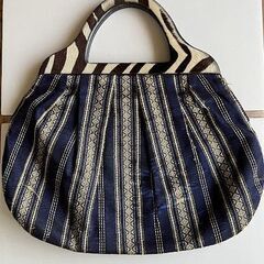 「ゼブラ柄持ち手×和柄生地のユニークバッグ」の画像