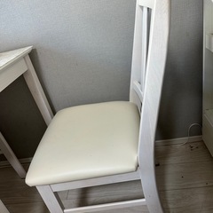 机、椅子の画像