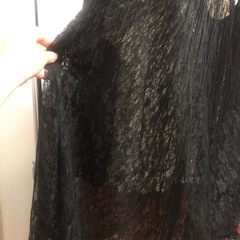 黒レースのロングスカートの画像