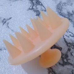 【シリコン製シャンプー＆マッサージブラシ（オレンジ色）】の画像