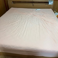 キングサイズベッドフレームの画像