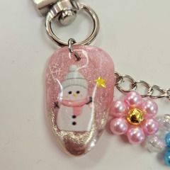 ハンドメイド ネイルチップ キーホルダー スノーマン 冬 ピンク ビーズ フラワー ハート チャーム 可愛い キラキラの画像