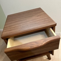 ベッドサイドテーブル　ナイトテーブルの画像