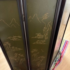 和モダン 籐細工の木製五連屏風　彫刻＆金線画入りの画像