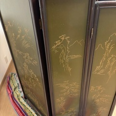 和モダン 籐細工の木製五連屏風　彫刻＆金線画入りの画像