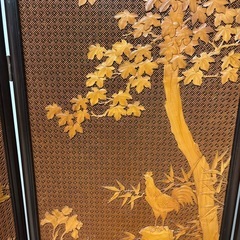 和モダン 籐細工の木製五連屏風　彫刻＆金線画入りの画像