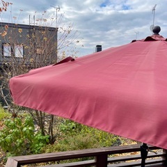 おしゃれスカラップ付きガーデンパラソル 直径270cm 角度調節可能 ハンドル回転式 ワインレッドの画像
