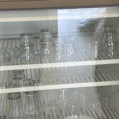 冷蔵マシンとコップの画像