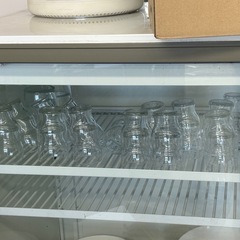 冷蔵マシンとコップの画像