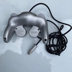 ゲームキューブコントローラー　シルバーの画像
