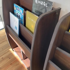 定価2万以上　絵本ラック　絵本棚　傷ありの方　ブラウン　国産の画像