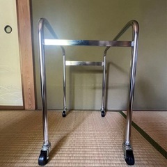 【新品/未使用品】29リットル買い物カゴ用買い物カゴ置き台 ハイタイプの画像