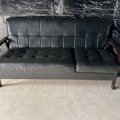 黒のソファーの画像