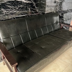 黒のソファーの画像