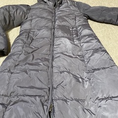 グレーのダウンロングの画像