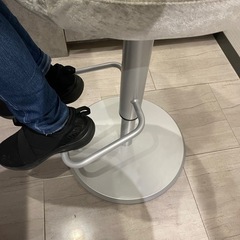 引き取り限定◇手動で高さ調整可能、ベロアカウンターチェア2脚の画像