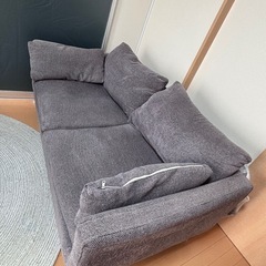 【画像up今週末まで】グレー2人掛けソファの画像
