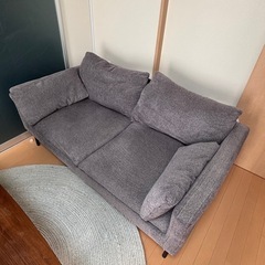 【画像up今週末まで】グレー2人掛けソファの画像