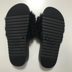 黒のファーサンダルの画像