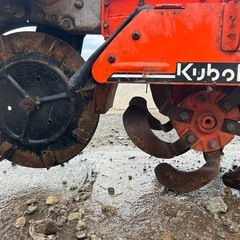クボタ　管理機 4馬力 耕運機 培土　畝立て 1輪 家庭菜園 ハンドル回転 土あげ 溝上げ 揚土 畝上げ 培土　溝掘り 中耕　除草　跳ね上げ　正転逆転　作業幅約200mm 培土器付き　宮崎　　の画像