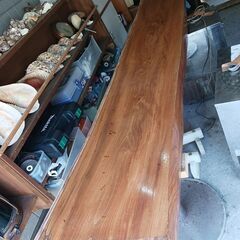 赤ケヤキのカウンター板の画像