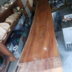 赤ケヤキのカウンター板の画像