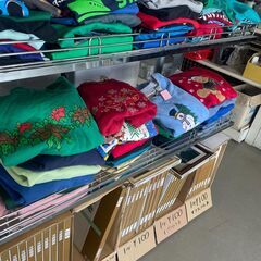 引き取り限定　中古服　付いている値段の半額の画像