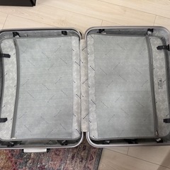 80L スーツケー黒の画像