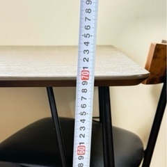 机と椅子の画像