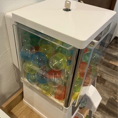 カプセルトイガチャガチャ ホワイト　本体　カプセル　専用コイン　セットの画像