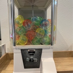 カプセルトイガチャガチャ ホワイト　本体　カプセル　専用コイン　セットの画像