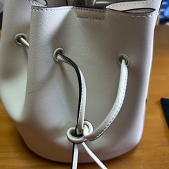 薄手のニット、羽織物の画像