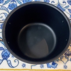 [中古 ]アーネスト 【日本製】 天ぷら鍋 3点セット 燕三条製 (アミ/フタ) エンボス加工 鉄揚げ鍋 お手入れカンタン レギュラー (22cm)の画像