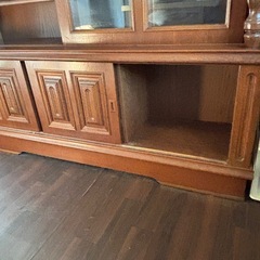 大型食器棚 サイドボード レトロなデザインの画像