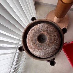 飾り石　水流れ石　和風　オブジェ　つくばい　台付きの画像