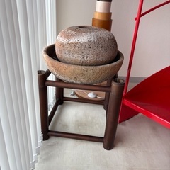 飾り石　水流れ石　和風　オブジェ　つくばい　台付きの画像