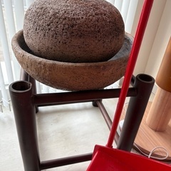 飾り石　水流れ石　和風　オブジェ　つくばい　台付きの画像