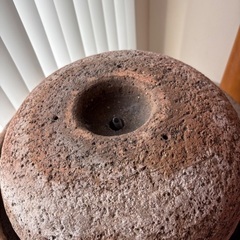 飾り石　水流れ石　和風　オブジェ　つくばい　台付きの画像