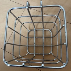 ラックに付けれるワイヤー製収納です　1個100円の画像