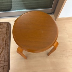 確定済み【美品/直接引取】木製丸スツール 北欧風 玄関・補助椅子に最適の画像