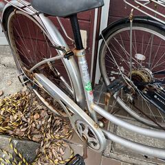 【リサイクルショップどりーむ鹿大前店】No.527　自転車　シルバー　ギア〇　サドル調整可能〇　ペダル片方割れ有😢　鍵・ライトなしの画像