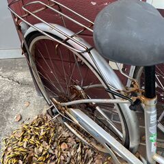 【リサイクルショップどりーむ鹿大前店】No.527　自転車　シルバー　ギア〇　サドル調整可能〇　ペダル片方割れ有😢　鍵・ライトなしの画像