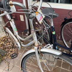 【リサイクルショップどりーむ鹿大前店】No.527　自転車　シルバー　ギア〇　サドル調整可能〇　ペダル片方割れ有😢　鍵・ライトなしの画像