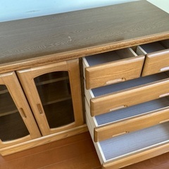 ガラス扉付き　チェストの画像