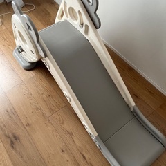 すべり台(白&グレー)の画像