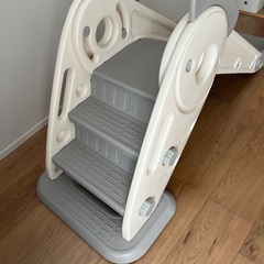 すべり台(白&グレー)の画像
